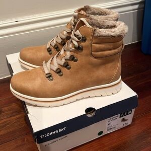 St John’s Bay Boots NWB 7.5